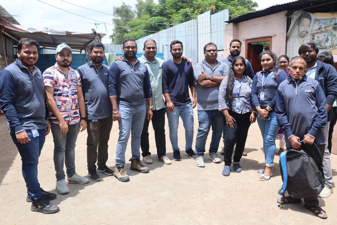 Residents of Matrudevobhava Anadha Ashramam with the visiting team